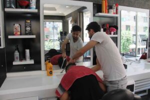 Berber ve kuaförlerin bir gün kapanması kararı ertelendi