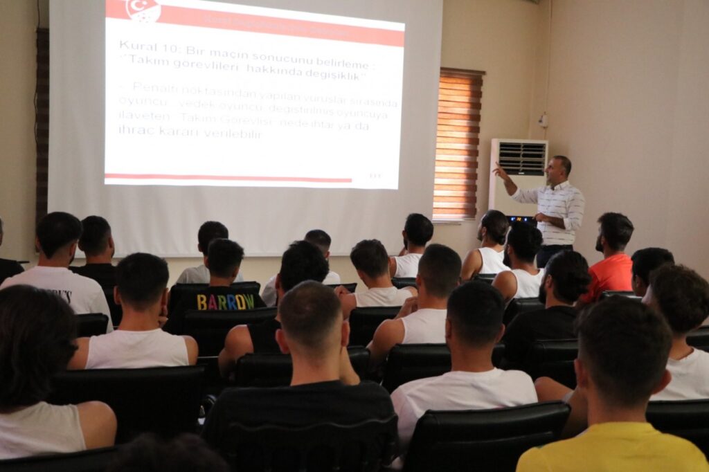 Şanlıurfasporlu Futbolculara kural değişiklikleriyle ilgili bilgiler verildi