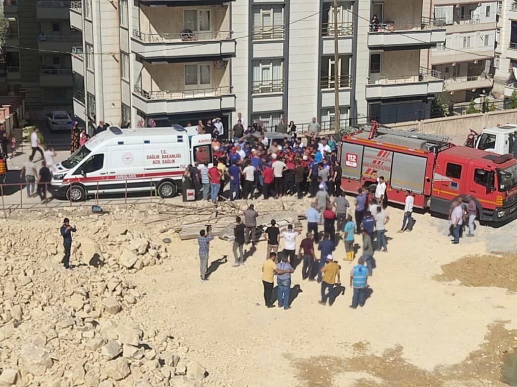 Şanlıurfa’da temel kazılan inşaatta çökme!