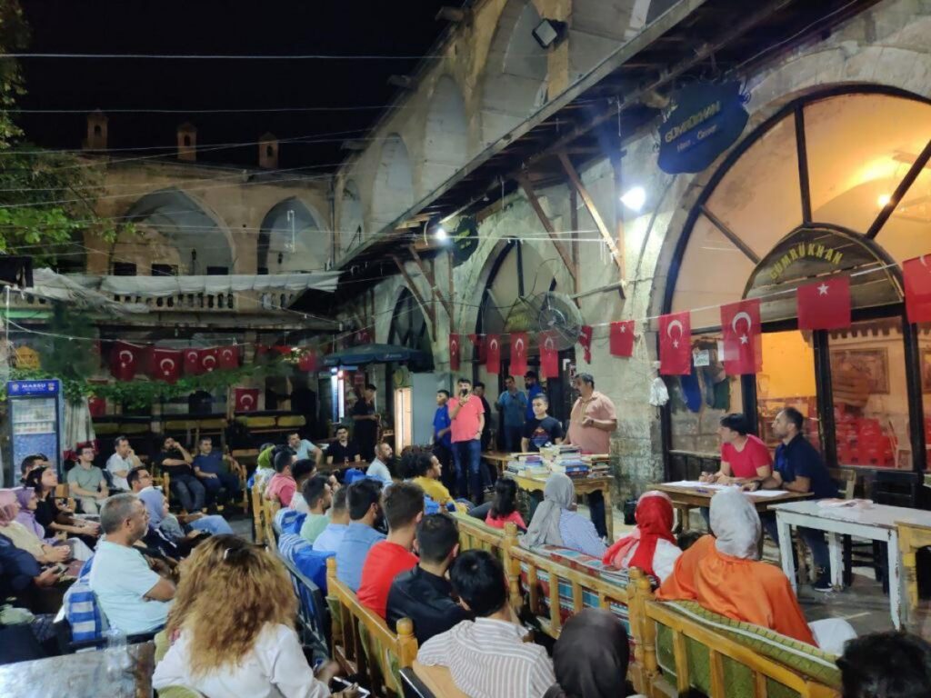 Şanlıurfa’da kitapları almak için kıyasıya rekabet ettiler