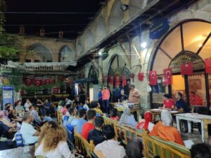 Şanlıurfa’da kitapları almak için kıyasıya rekabet ettiler