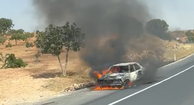 Suruç’ta seyir halindeki otomobil yandı