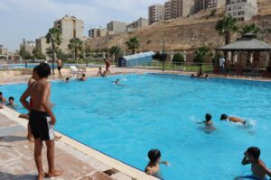 Şanlıurfa’da gençler belediyenin havuzunda serinledi