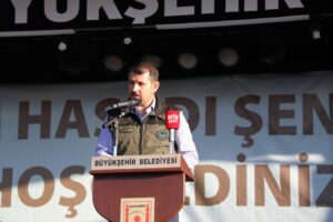 Şanlıurfa’da ilk! Badem hasadı yapıldı, Vali destek sözü verdi