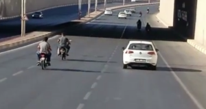 Şanlıurfa’da motosiklet sürücüleri hız yaparak trafiği tehlikeye attı!