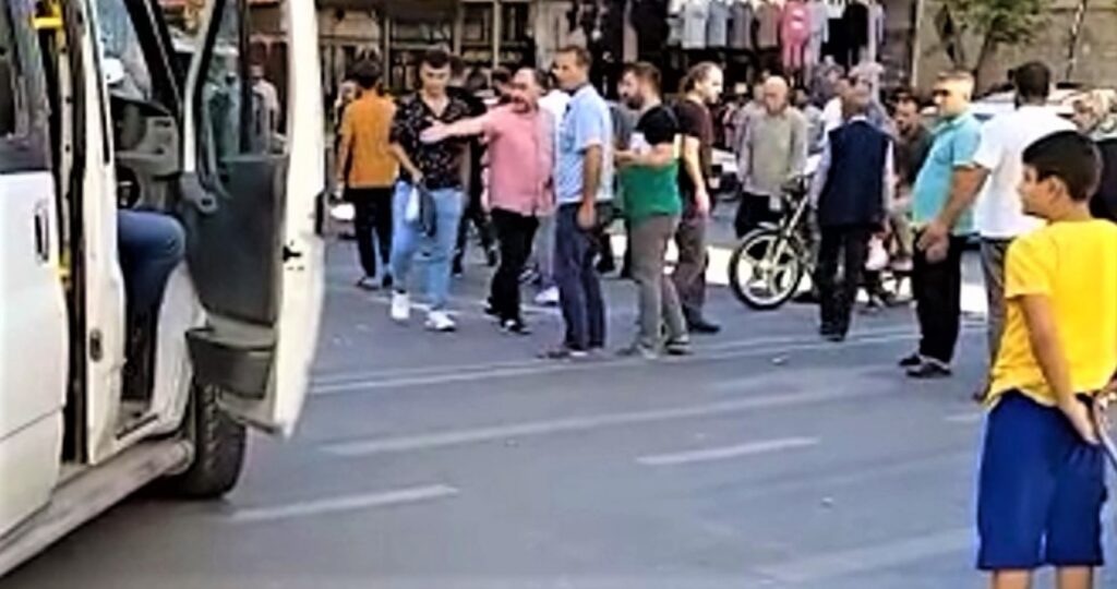 Urfa’da servis aracı ile kurye motoru çarpıştı! 1 yaralı