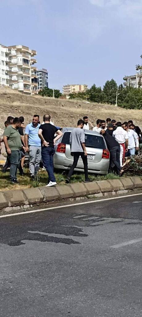 Şanlıurfa’da yayaya çarpmamak için orta refüje çıktı