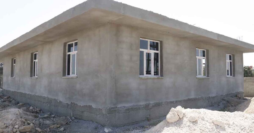 Akçakale’de taziye evindeki kapı ve pencerelerin montajını yapıldı