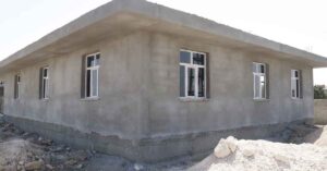 Akçakale’de taziye evindeki kapı ve pencerelerin montajını yapıldı