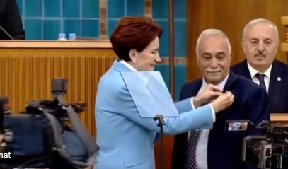 Akşener Fakıbaba’ya parti rozetini taktı