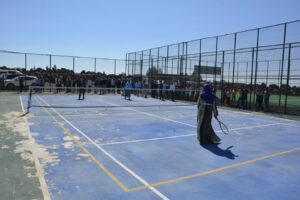 Eğlenceli anlar… Bakan Yardımcısı Urfa’nın köyünde tenis oynadı