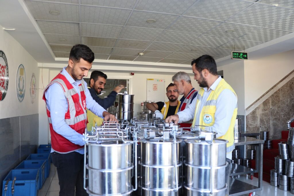 Haliliye’de 712 haneye sıcak yemek desteği