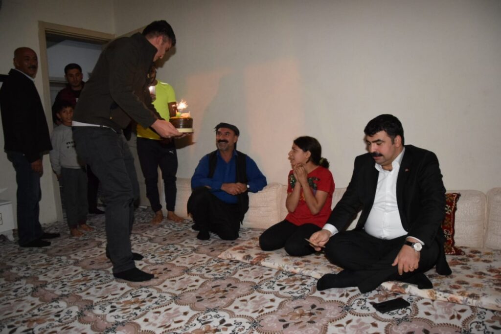 Hilvan’da devlet, kendi doğum gününde doğan çocuklara sürpriz yaptı