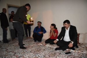 Hilvan’da devlet, kendi doğum gününde doğan çocuklara sürpriz yaptı