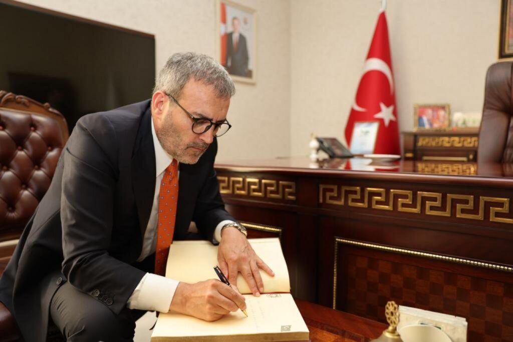 Mahir Ünal istifa etti!