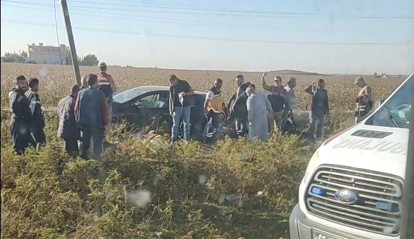 Şanlıurfa’da otomobil elektrik direğine çarparak durabildi: 3 yaralı