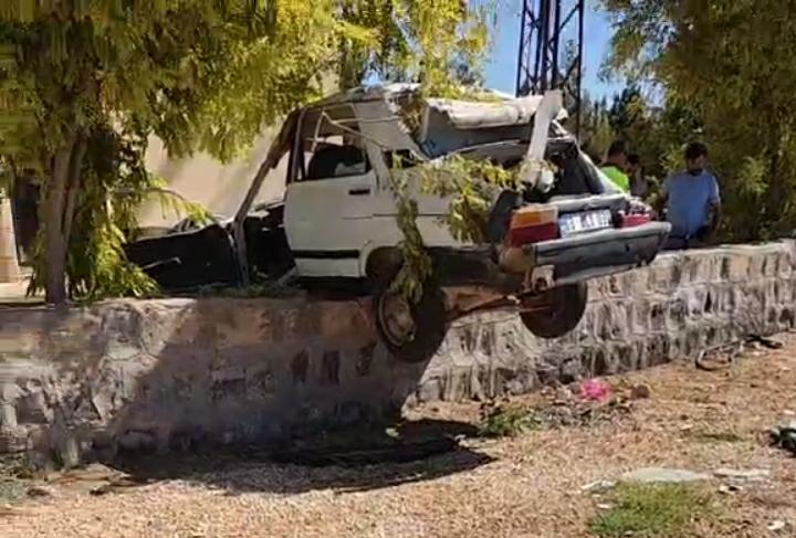 Suruç’ta kontrolden çıkan araç duvara çıktı! 2’si çocuk 5 yaralı