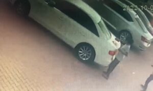 Urfa’da 2 çocuk sprey ile otoparktaki araçları boyadılar!