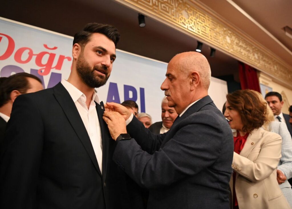 Şanlıurfa’da 35 isim AK Parti’ye geçti! Rozetlerini Bakan taktı…