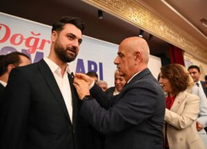 Şanlıurfa’da 35 isim AK Parti’ye geçti! Rozetlerini Bakan taktı…