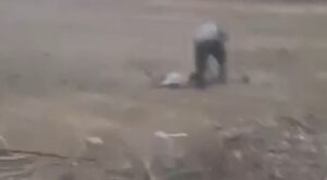 Şanlıurfa’da bir şahıs husumetlisini önce araçta bıçakladı, yetmedi tarlada darp etti