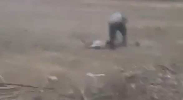 Şanlıurfa’da bir şahıs husumetlisini önce araçta bıçakladı, yetmedi tarlada darp etti