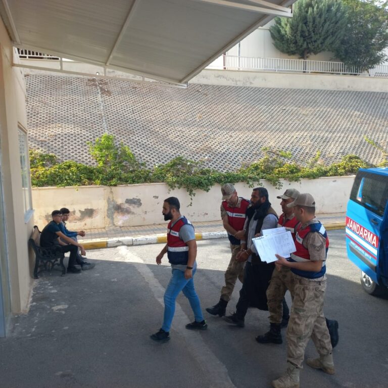 Şanlıurfa’da iki cinayetten aranan firari jandarmadan kaçamadı