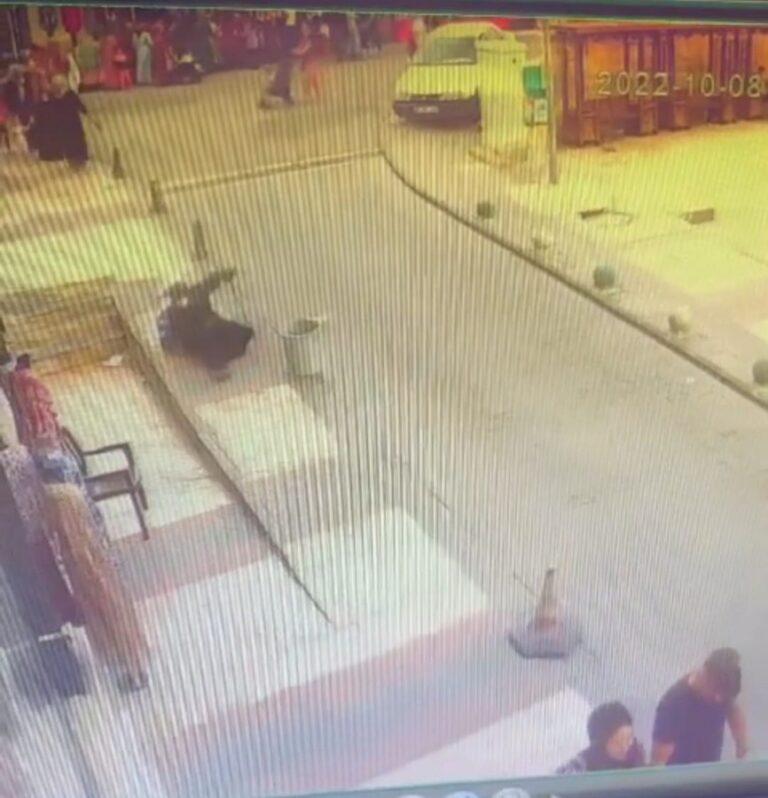 Şanlıurfa’da kaldırımda kayarak düşen kadın hastanelik oldu