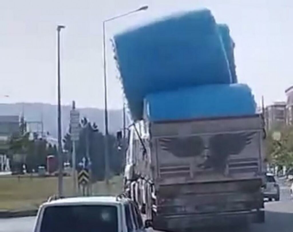 Urfa’da pamuk yüklü kamyonun tehlikeli yolculuğu