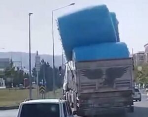 Urfa’da pamuk yüklü kamyonun tehlikeli yolculuğu
