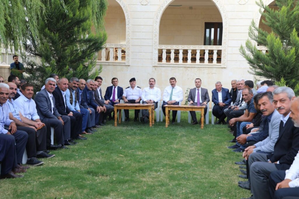 Vali Salih Ayhan, Karaköprü’deki muhtarlarla bir araya geldi