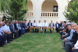 Vali Salih Ayhan, Karaköprü’deki muhtarlarla bir araya geldi