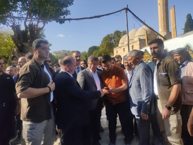 Ahmet Davutoğlu Balıklıgöl’de balıklara yem attı