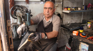 Şanlıurfa’da Ekonomik kriz ayakkabı tamircilerine yaradı