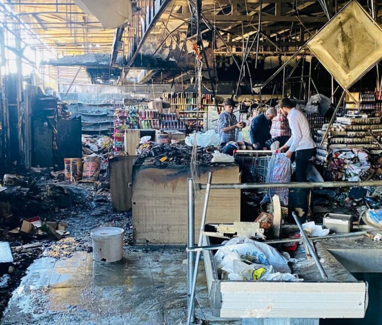 Haliliye’de sabah saatlerinde marketteki yangından geriye kalanlar