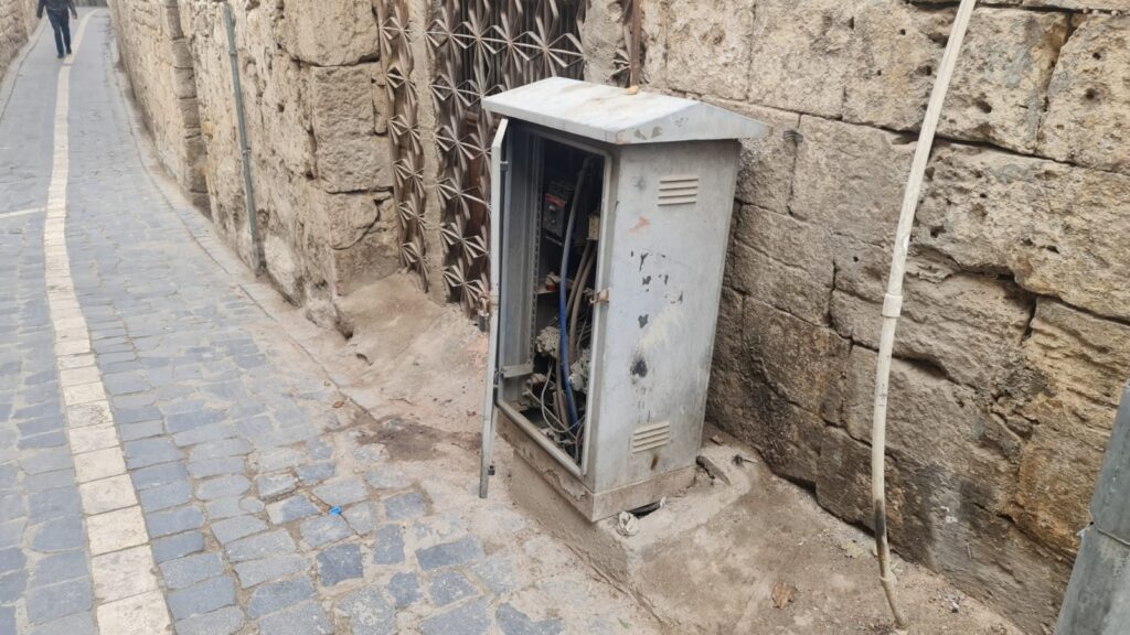 Şanlıurfa’da elektrik panosu tehlikeye davetiye çıkarıyor