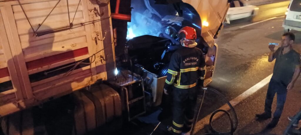 Şanlıurfa’da seyir halindeki TIR’daki yangına müdahale
