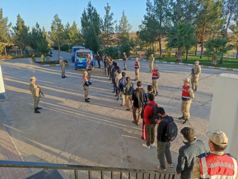 Suruç’ta jandarmanın denetiminde 24 düzensiz göçmen yakalandı
