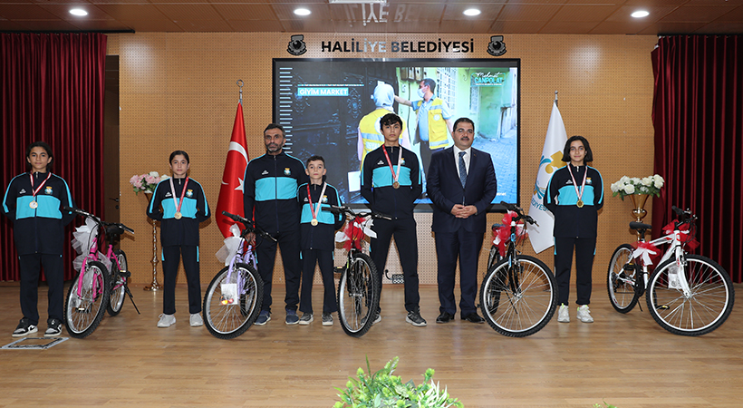 Şanlıurfa’da Tekvandocu 5 sporcuya bisiklet hediye edildi