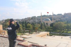 Urfa emniyeti Atatürk’ün ölüm saatinde saygı duruşunda