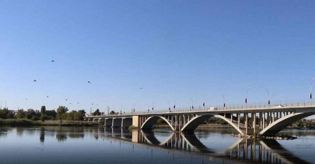 Birecik’te köprüde intihar girişimi