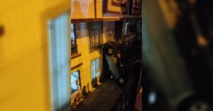 Urfa’da virajı alamayan otomobil apartmanın içine düştü!