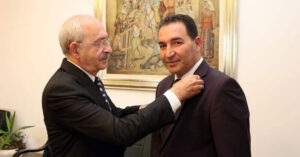 Ak Parti’den İstifa Etmişti! Rozetini Kılıçdaroğlu Taktı