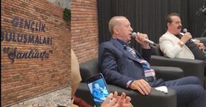 Cumhurbaşkanı Urfalı gençlerle Urfalıyım Ezelden’i söyledi