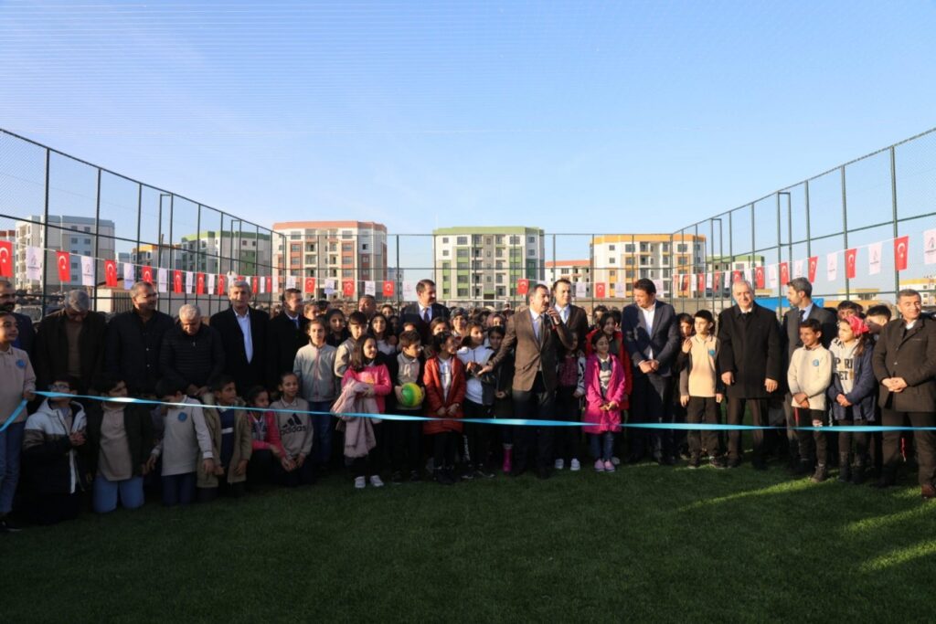 Karaköprü’de çim saha gençlerin hizmetine sunuldu!