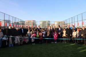 Karaköprü’de çim saha gençlerin hizmetine sunuldu!