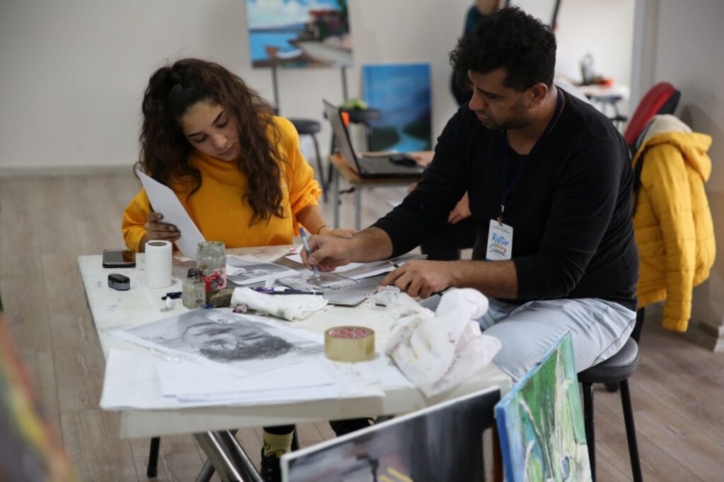 Karaköprü’de kadınlar boş zamanlarını meslek ve sanat öğrenerek değerlendiriyor