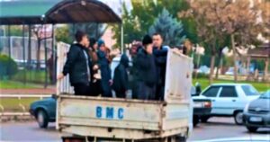 Şanlıurfa’da kamyonet kasasında kömür yolculuğu