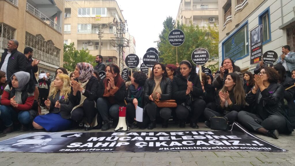 Şanlıurfa’da kardeşi tarafından öldürülen Bahar için oturma eylemi yaptılar