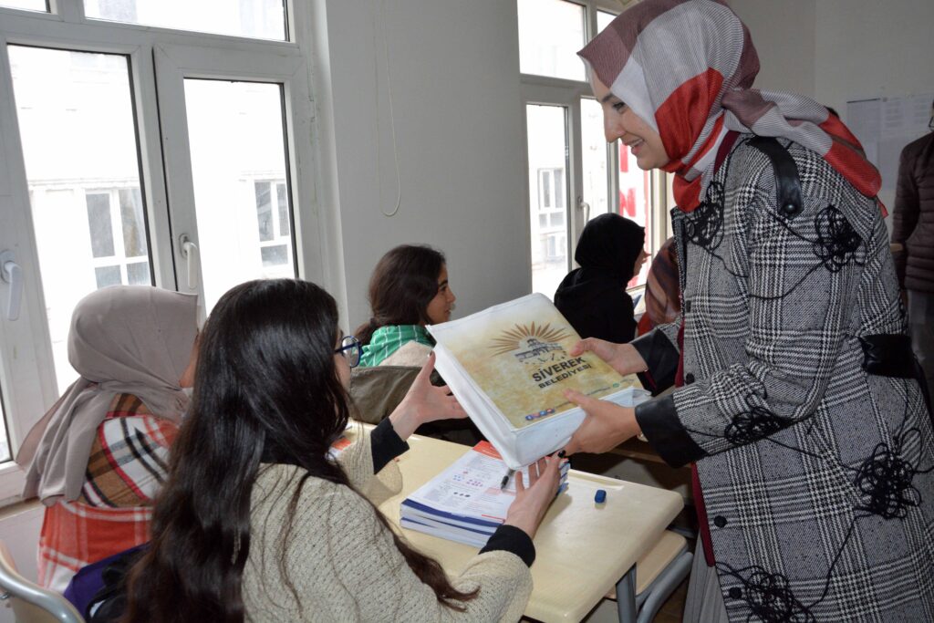 Siverek’te üniversite adaylarına kitap seti desteği